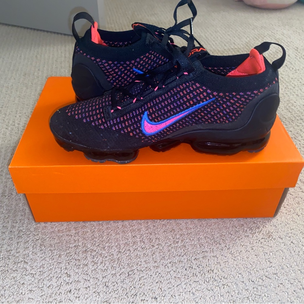 NIKE VAPORMAX WOMENS SZ 7 NEVER WORN